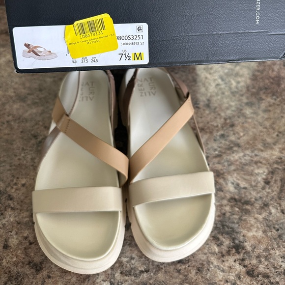 NATURALIZER Jubalee Block Sandals - Picture 2 of 6